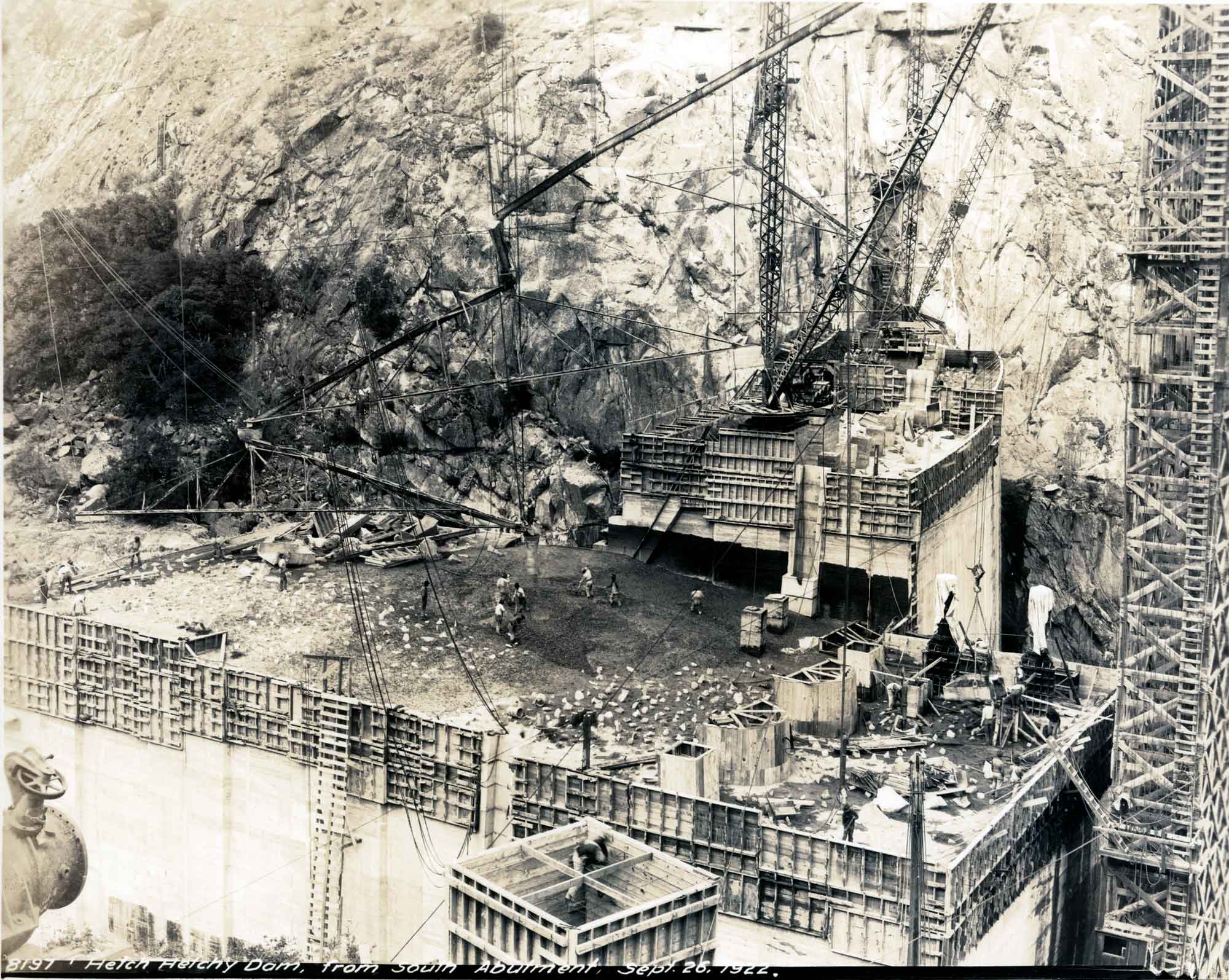 Workers on south abutment. Courtesy of the University of California, Berkeley, Bancroft Library.